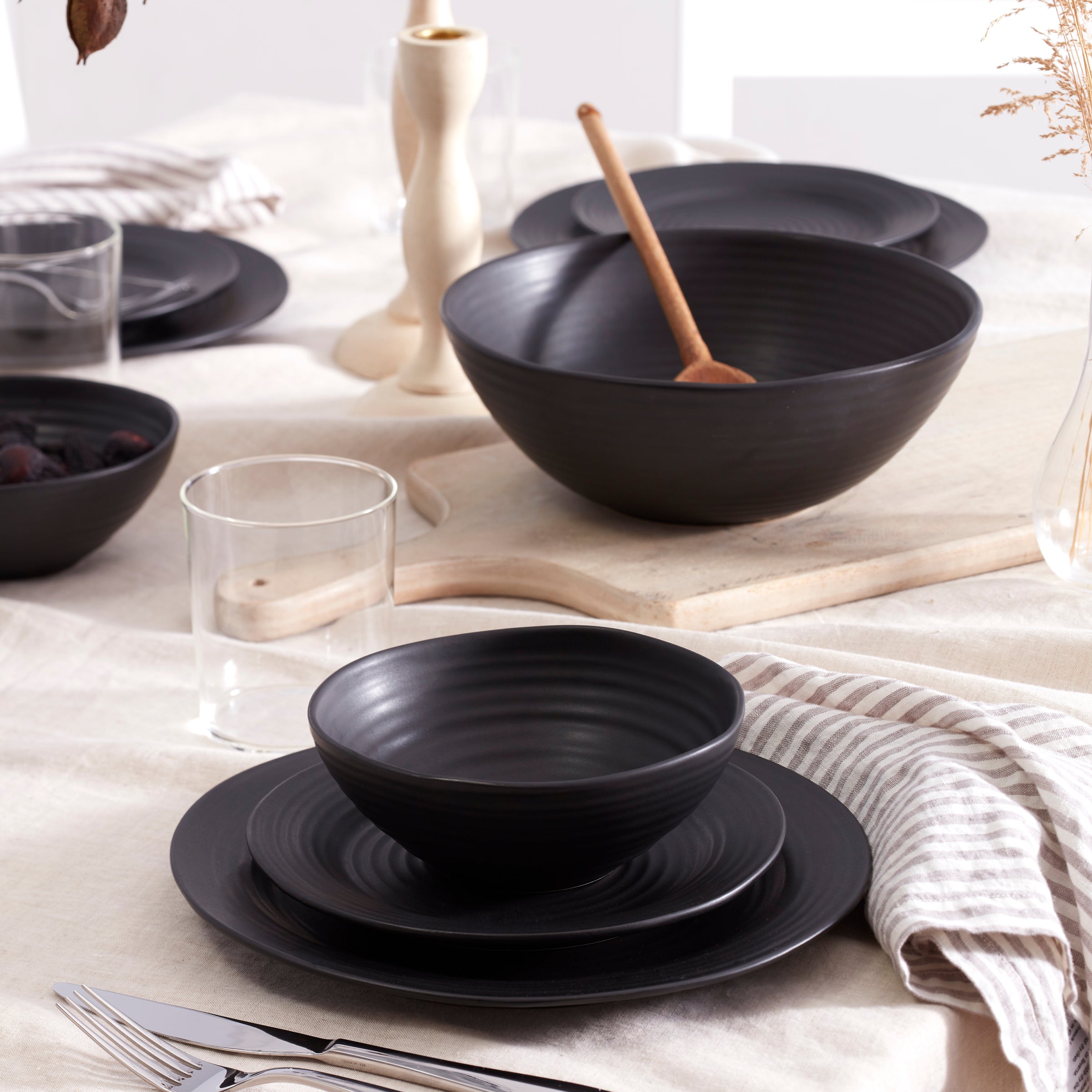 Oneida Ridge 12-Piece Dinnerware Set - Artisan-Designed Everyday Plates & Bowls