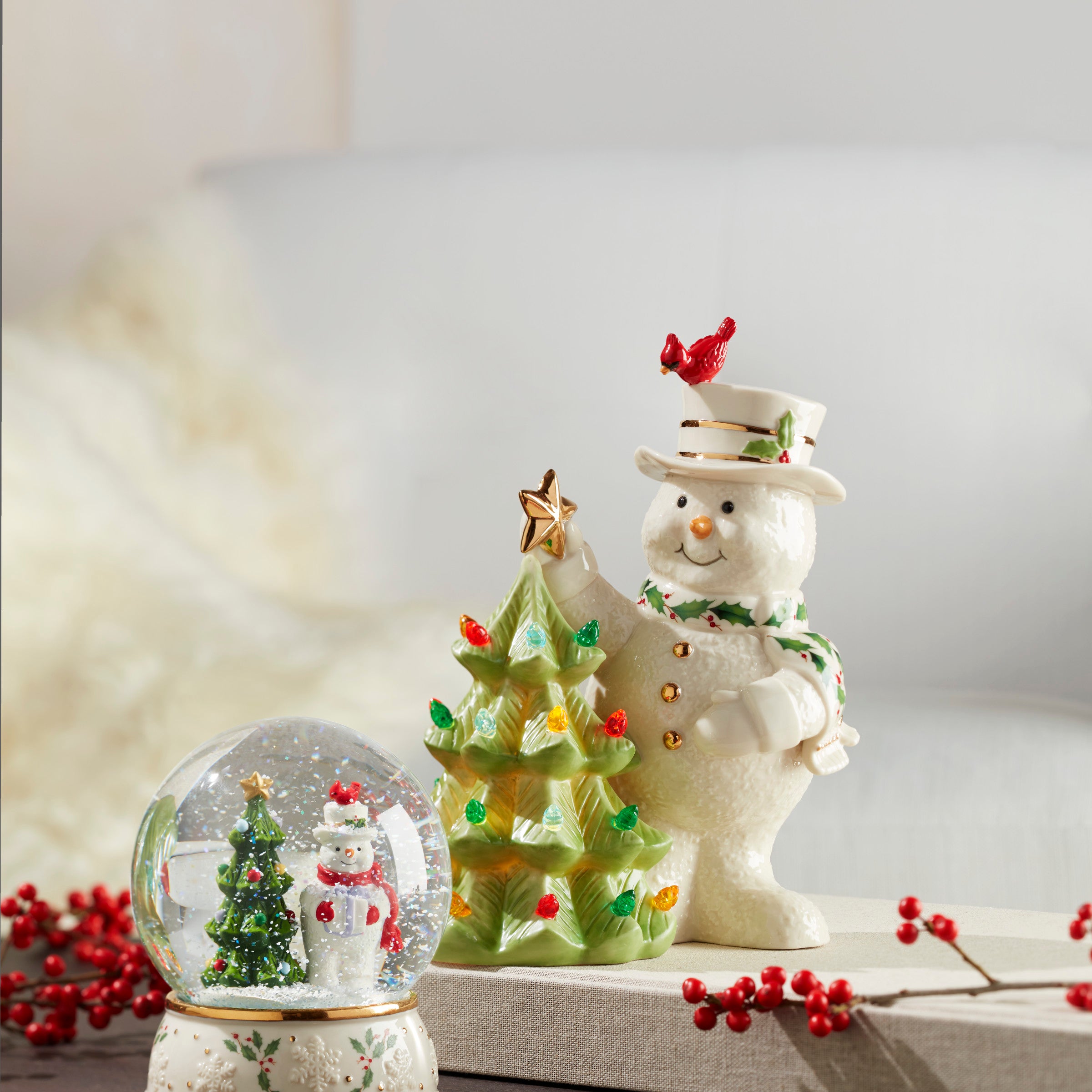 Holly & Snowman Christmas Snow Globe – Winter Wonderland Decor