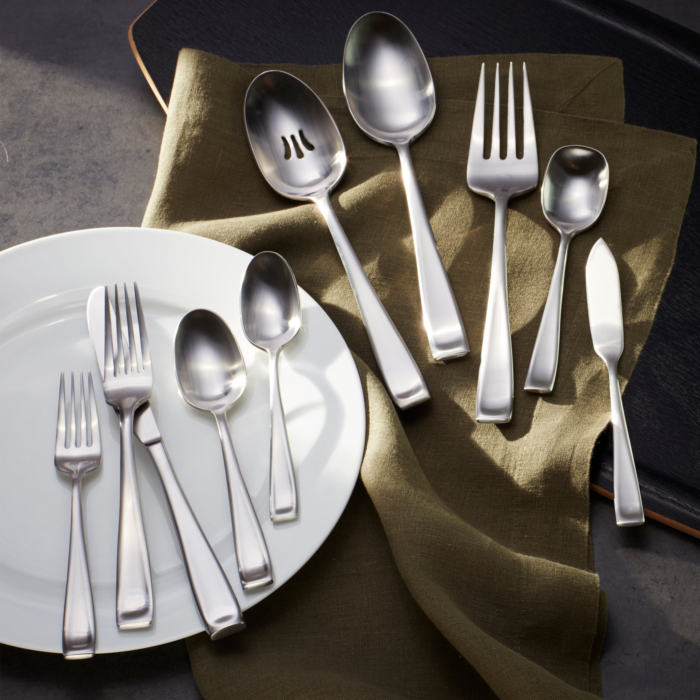 Moda 65-Piece Satin Flatware Set – Modern Elegance