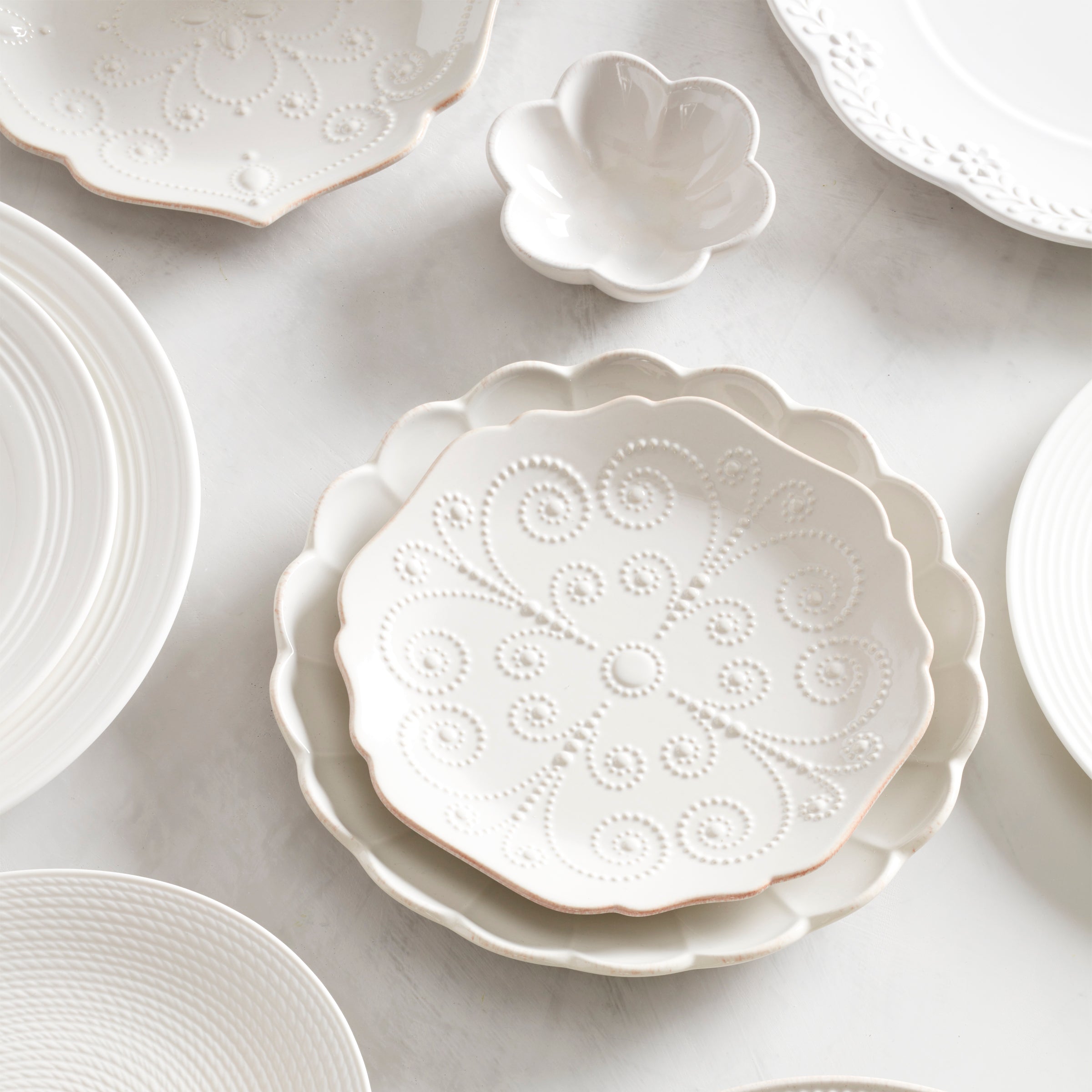 French White Ceramic Dessert Plates Set - 4-Piece Scalloped Edge
