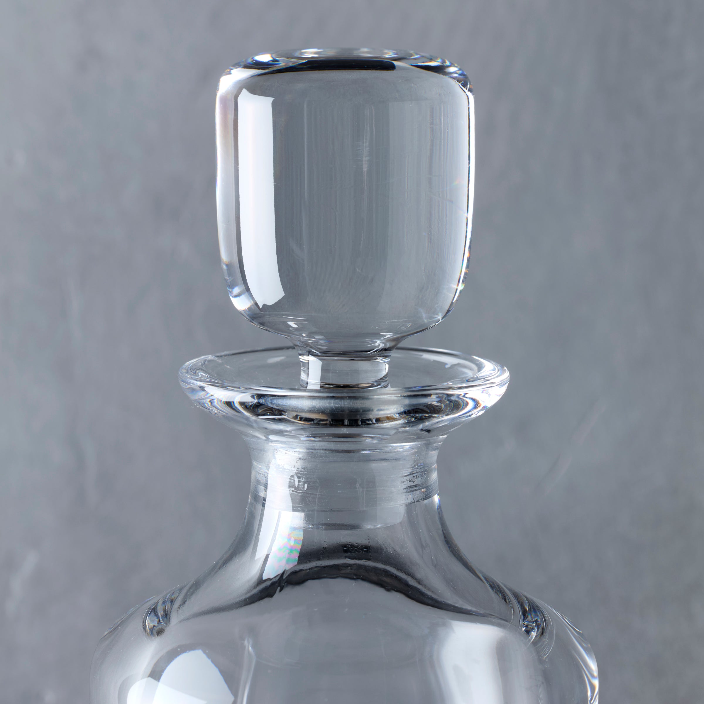Deklan Crystal Decanter with Elegant Crisscross Design for Home Bar